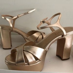 Shultz platform metallic sandal